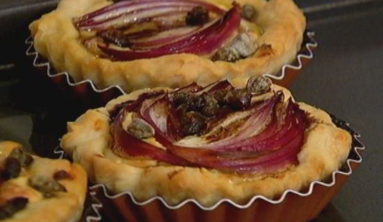 тарталетки с красным луком и сырным соусом