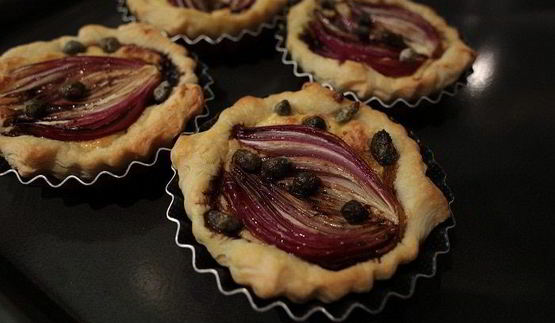 тарталетки с красным луком и сырным соусом