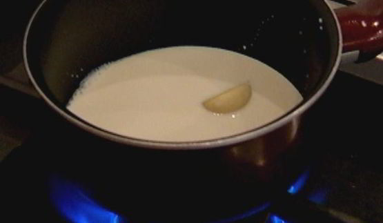 тарталетки с красным луком и сырным соусом