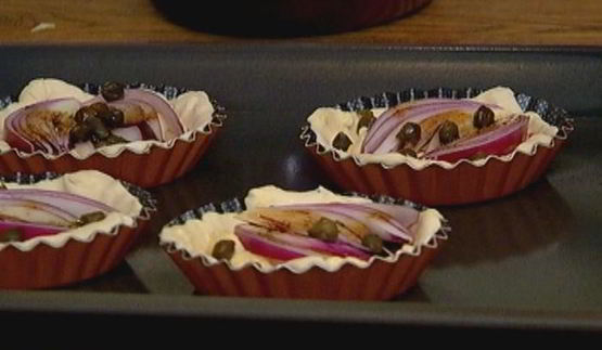 тарталетки с красным луком и сырным соусом