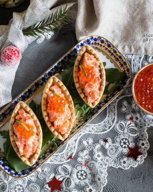 Тарталетки с лососем в соусе Спайси