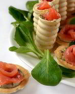 Тарталетки с семгой и сыром