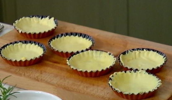 тарталетки с шампиньонами, спаржей и сладким перцем