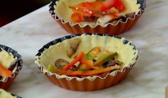 тарталетки с шампиньонами, спаржей и сладким перцем