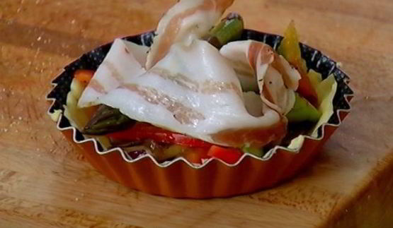 тарталетки с шампиньонами, спаржей и сладким перцем