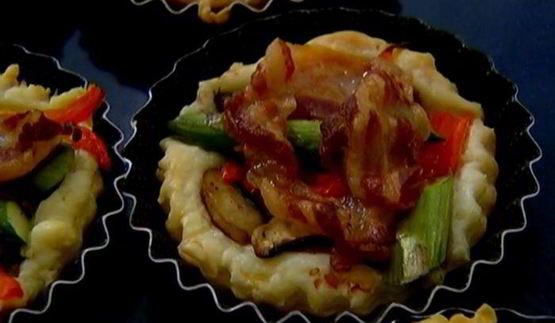 тарталетки с шампиньонами, спаржей и сладким перцем