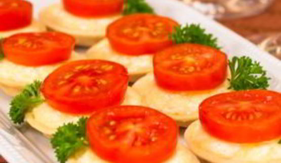 тарталетки с сыром и помидорами