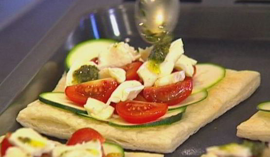 тарталетки с цукини, помидорами и сыром бри