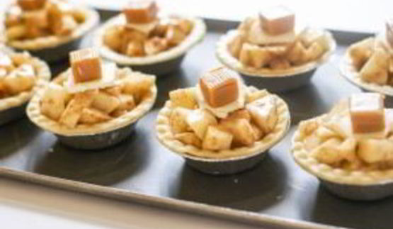 тарталетки с яблоками