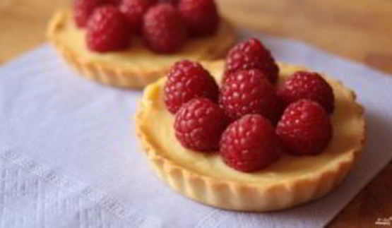 тарталетки с заварным кремом и ягодами