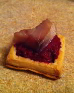 Тарталетки со свекольной начинкой и сельдью