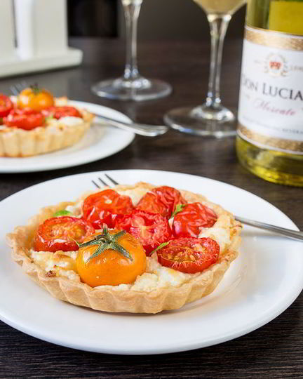 Рецепт томатных тарталеток с сыром