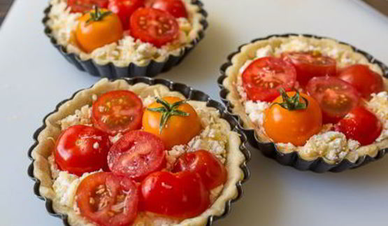 томатные тарталетки с сыром