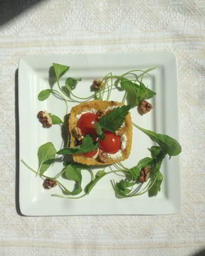 Закусочные тарталетки из поленты с козьим сыром и помидорками черри