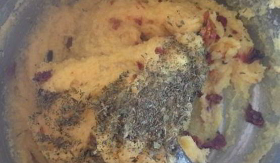 закусочные тарталетки из поленты с козьим сыром и помидорками черри