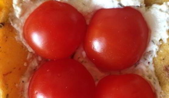 закусочные тарталетки из поленты с козьим сыром и помидорками черри