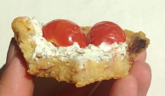 закусочные тарталетки из поленты с козьим сыром и помидорками черри