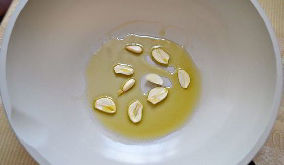 луковый тарт с малосольной килькой