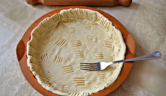 луковый тарт с малосольной килькой