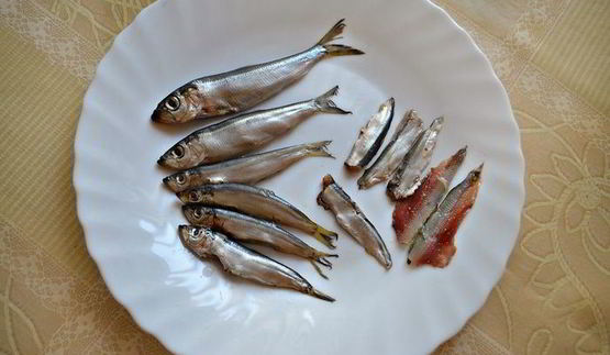 луковый тарт с малосольной килькой