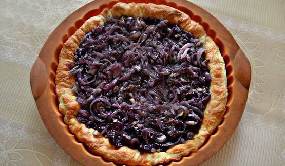 луковый тарт с малосольной килькой