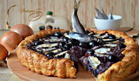 луковый тарт с малосольной килькой