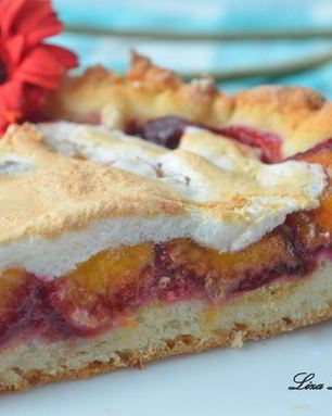 Сливовый тарт из творожного теста с меренгой