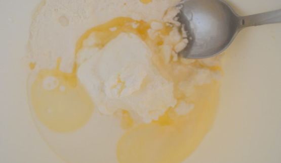 сливовый тарт из творожного теста с меренгой