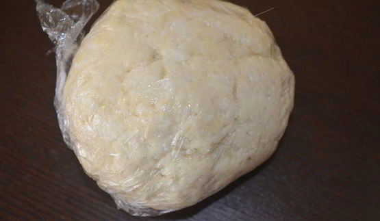 сливовый тарт из творожного теста с меренгой