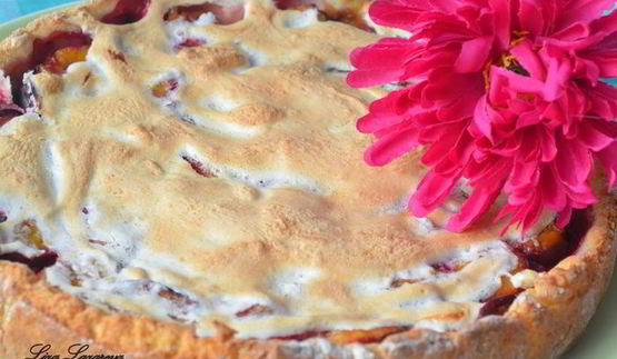 сливовый тарт из творожного теста с меренгой