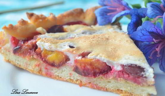 сливовый тарт из творожного теста с меренгой