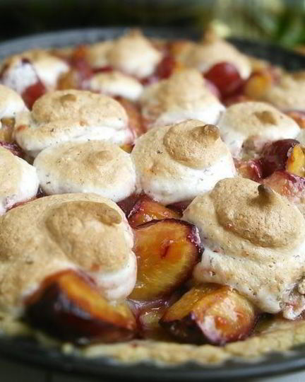 Рецепт сливового тарта с ореховым безе