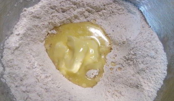 сливовый тарт с ореховым безе