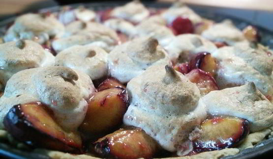 сливовый тарт с ореховым безе