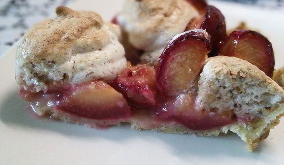 сливовый тарт с ореховым безе