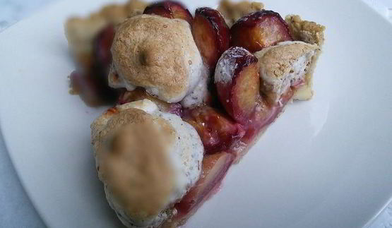 сливовый тарт с ореховым безе