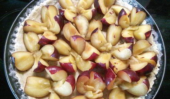 сливовый тарт с ореховым безе