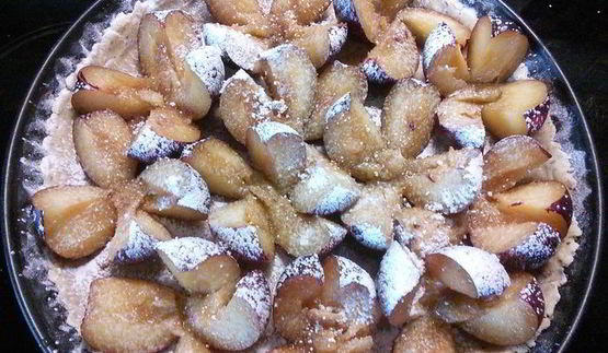 сливовый тарт с ореховым безе