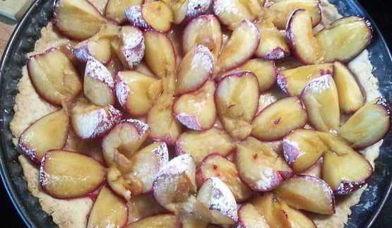 сливовый тарт с ореховым безе