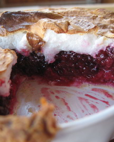 Рецепт слоеного мини-тарта с ежевикой и шапкой из запеченного белкового крема