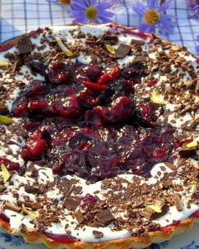 Сметанный тарт с вишней и вином