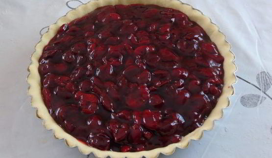 сметанный тарт с вишней и вином
