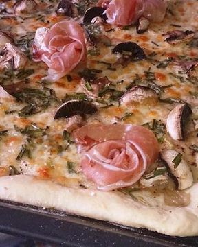 Тарт фламбе с шампиньонами