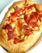 Тарт из слоеного теста с помидорами и козьим сыром