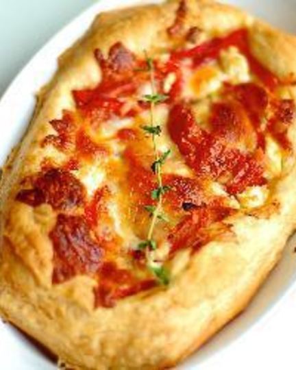 Рецепт тарта из слоеного теста с помидорами и козьим сыром