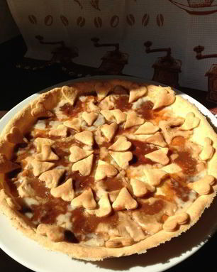 Тарт из творожного теста с карамельками