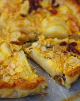 Тарт с грушами, изюмом и миндальными лепестками