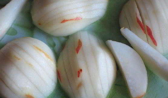 тарт с грушами, изюмом и миндальными лепестками