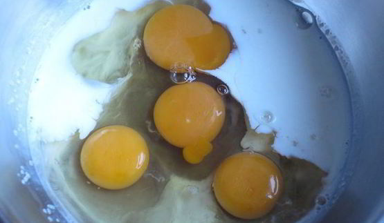 тарт с грушами, изюмом и миндальными лепестками