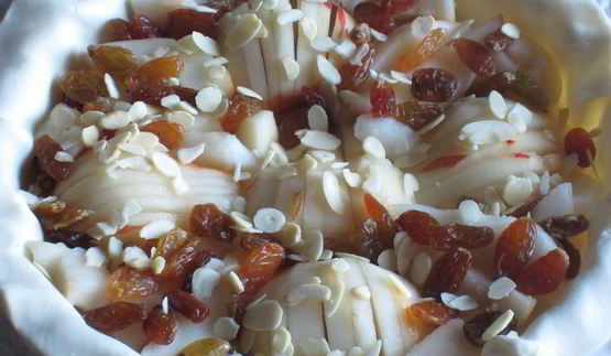 тарт с грушами, изюмом и миндальными лепестками